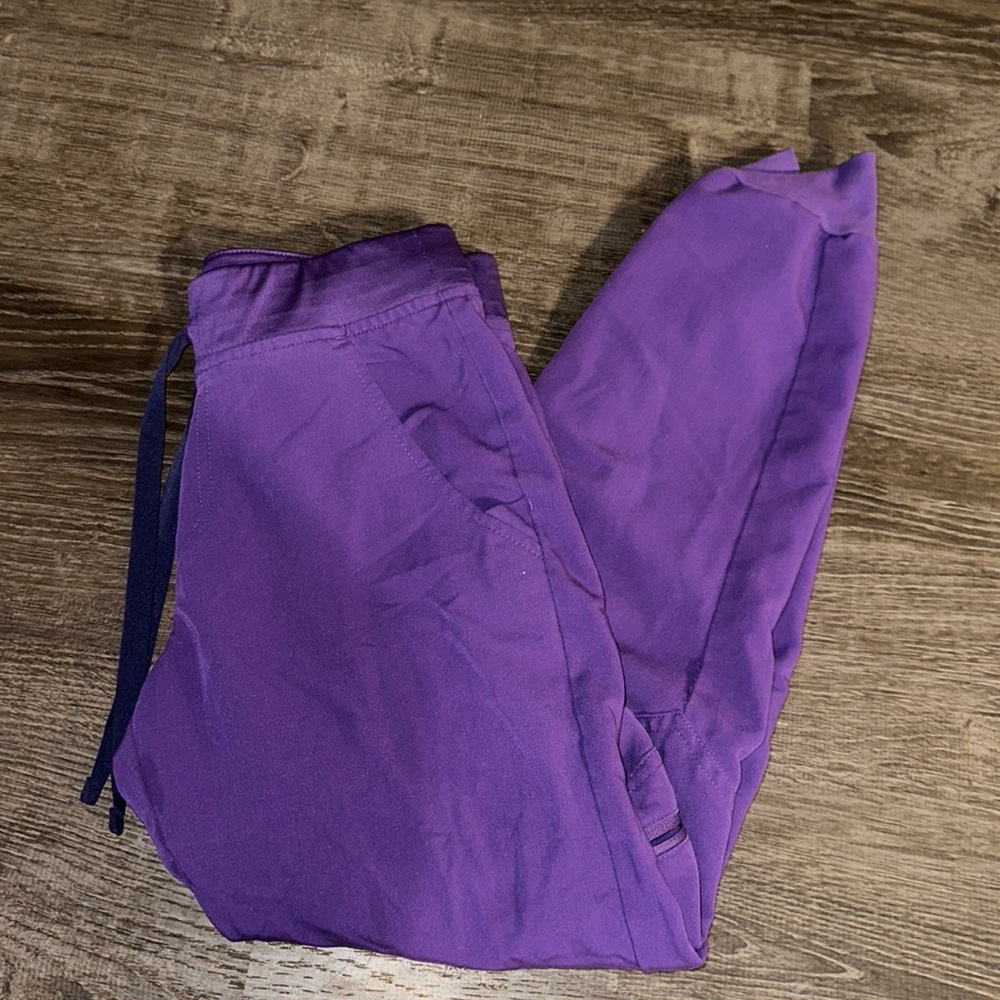 FIGS XS purple women’s scrub joggers